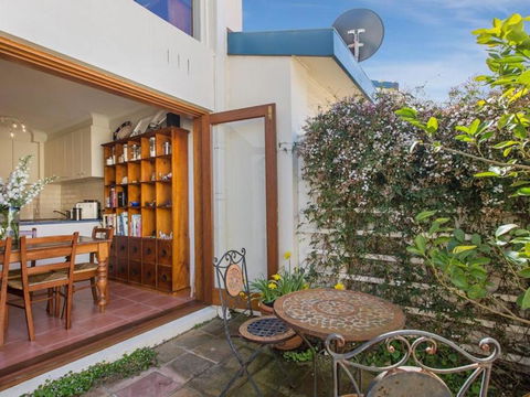 SEAVIEWS MORNINGTON.... - Australian Directory 3