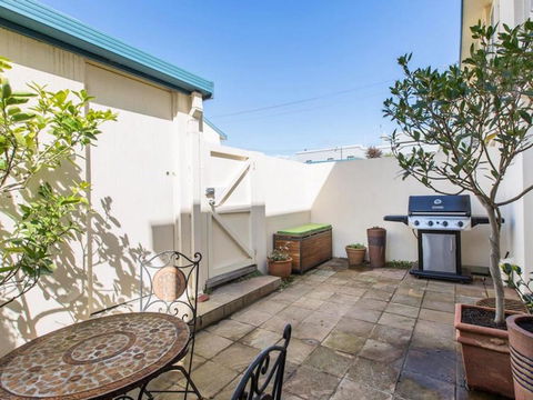 SEAVIEWS MORNINGTON.... - Australian Directory 1