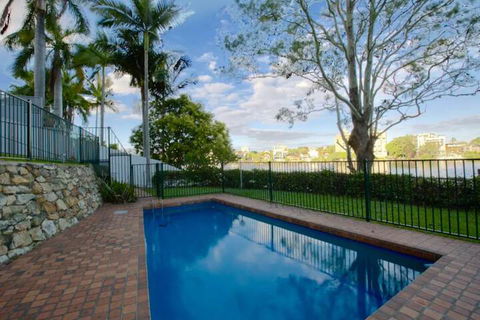 Modern Studio Apartment With Pool & Amazing Views - Australian Directory 3