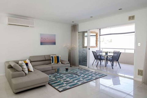 Stylish Executive Apartment With Balcony - Australian Directory 1