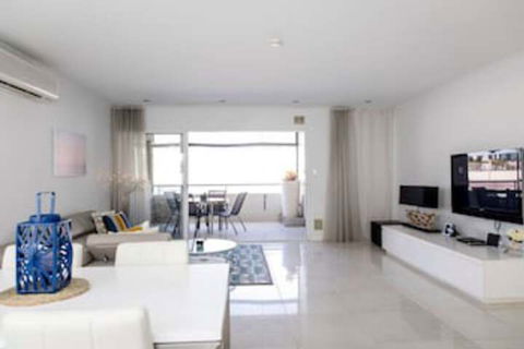 Stylish Executive Apartment With Balcony - Australian Directory 0