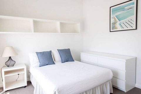Stylish Executive Apartment With Balcony - Australian Directory 6