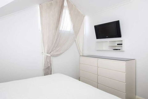 Stylish Executive Apartment With Balcony - Australian Directory 5