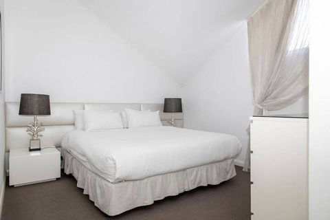 Stylish Executive Apartment With Balcony - Australian Directory 3