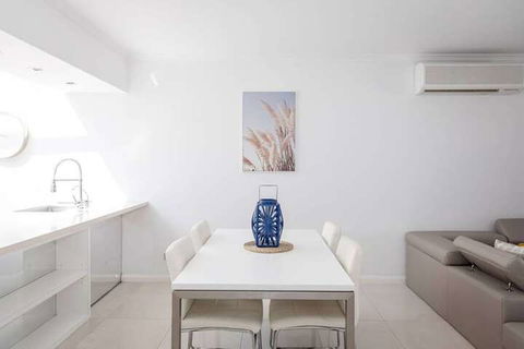 Stylish Executive Apartment With Balcony - Australian Directory 4