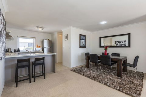 Gold Sands Beach Apartment - Australian Directory 5