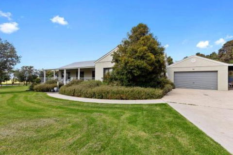 MERMAIDS On MARENGO Large Home With Wifi - Australian Directory 3