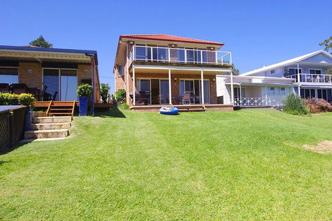 Blue Water At Mannering Park - Australian Directory 1