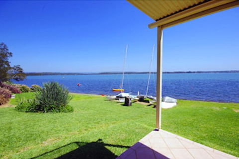 Blue Water At Mannering Park - Australian Directory 0