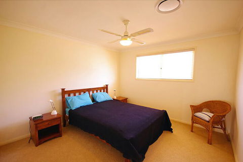 Blue Water At Mannering Park - Australian Directory 6