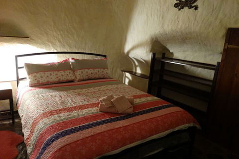 Di's Dugouts - Australian Directory 4