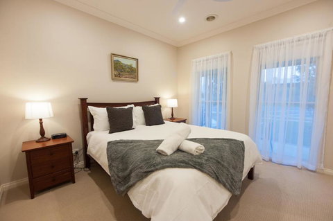 Simms Retreat - Australian Directory 6