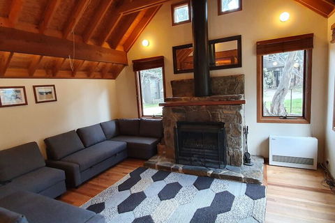 SNOWED INN Apartment - Australian Directory 3