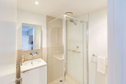 TIARA, 1BDR Southbank Apartment - Australian Directory 1
