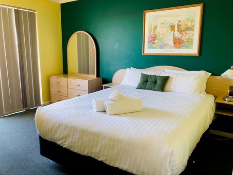 West Beach Lagoon 109 - Amazing Location - Australian Directory 5