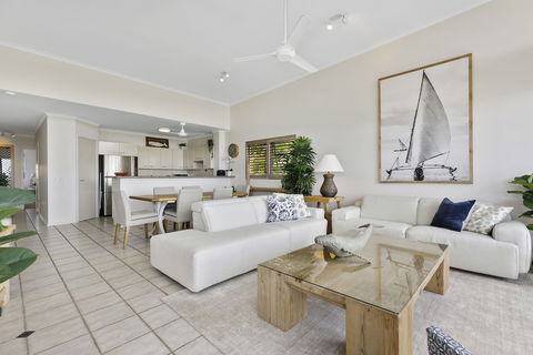 Sunshine Beach Penthouse With Beach Views Unit 9 / 21 Park Crescent Sunshine Beach - Australian Directory 6
