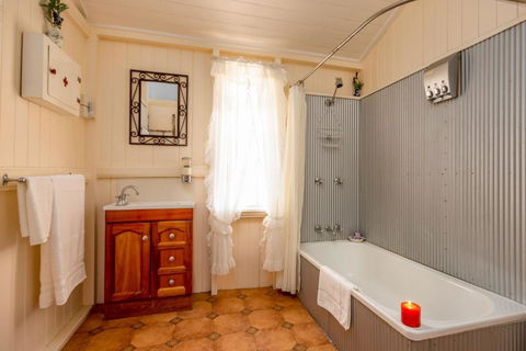 Dillons Cottage - Australian Directory 2