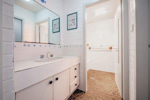 Villa Ellisa Unit 1 / 10 Columbia Close - Australian Directory 5