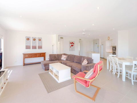 Bimbadeen Unit 3 Across From The Beach Lift In Complex - Australian Directory 6