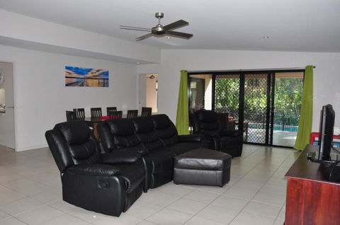 12 Satinwood Drive Family Home With Swimming Pool Located In Natural Bushland & Close To Beach - Australian Directory 6