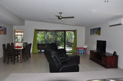 12 Satinwood Drive Family Home With Swimming Pool Located In Natural Bushland & Close To Beach - Australian Directory 2
