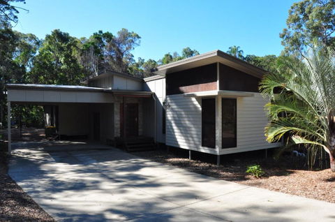 12 Satinwood Drive Family Home With Swimming Pool Located In Natural Bushland & Close To Beach - Australian Directory 3