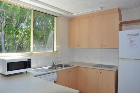 32 / 15 Rainbow Shores Unit Overlooking Bushland With Shared Swimming Pool Spa & Tennis Court - Australian Directory 0