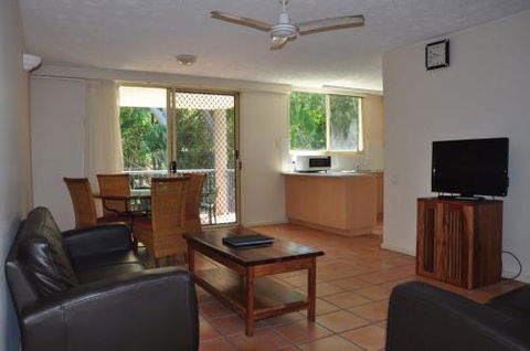 32 / 15 Rainbow Shores Unit Overlooking Bushland With Shared Swimming Pool Spa & Tennis Court - Australian Directory 1
