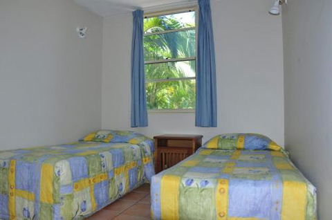 32 / 15 Rainbow Shores Unit Overlooking Bushland With Shared Swimming Pool Spa & Tennis Court - Australian Directory 2