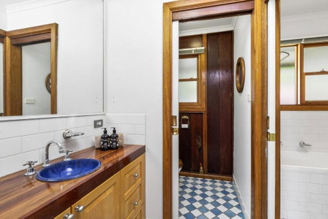 CHRISTOPHERS COTTAGE - Australian Directory 6
