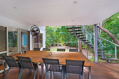 2 Satinwood Drive Rainbow Shores Executive Level Beach House Pool Walk To Beach - Australian Directory 2