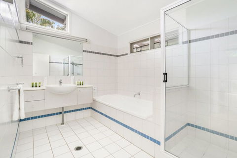 2 Satinwood Drive Rainbow Shores Executive Level Beach House Pool Walk To Beach - Australian Directory 1