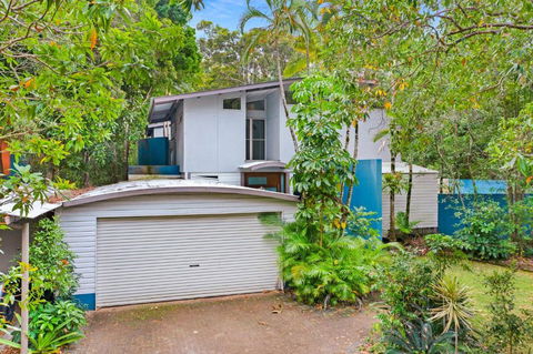 2 Satinwood Drive Rainbow Shores Executive Level Beach House Pool Walk To Beach - Australian Directory 5