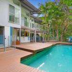 2 Satinwood Drive Rainbow Shores Executive Level Beach House Pool Walk To Beach - Australian Directory 0
