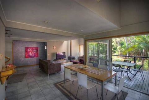 6 Satinwood Drive Rainbow Shores Stylish Beach House Free WiFi - Australian Directory 1
