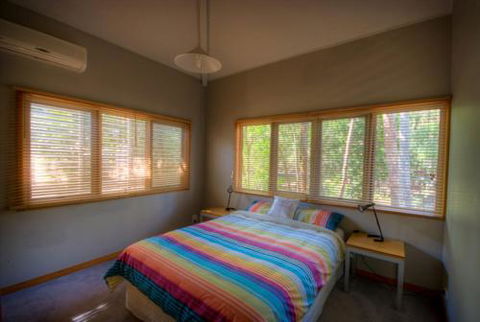 6 Satinwood Drive Rainbow Shores Stylish Beach House Free WiFi - Australian Directory 0