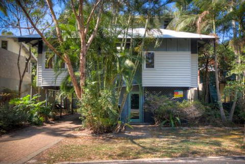 6 Satinwood Drive Rainbow Shores Stylish Beach House Free WiFi - Australian Directory 4