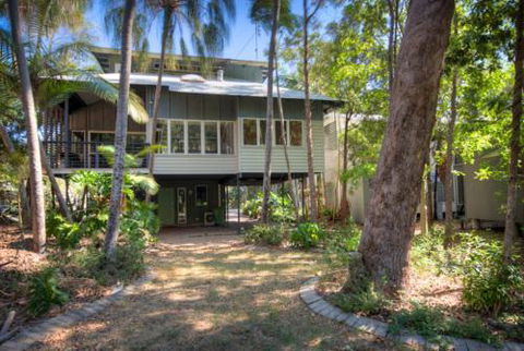 6 Satinwood Drive Rainbow Shores Stylish Beach House Free WiFi - Australian Directory 2
