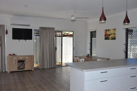 Seadaze 1 Rainbow Beach Gorgeous Unit Close To The Beach Aircon Pool - Australian Directory 2