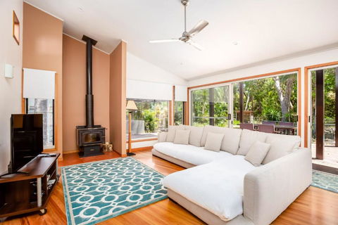 8 Satinwood Drive Rainbow Shores Architecturally Designed Pool Walk To Beach - Australian Directory 4