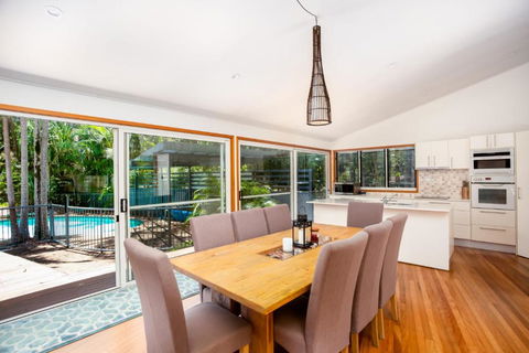 8 Satinwood Drive Rainbow Shores Architecturally Designed Pool Walk To Beach - Australian Directory 5