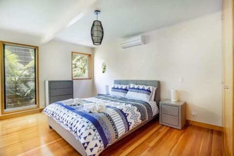 8 Satinwood Drive Rainbow Shores Architecturally Designed Pool Walk To Beach - Australian Directory 2