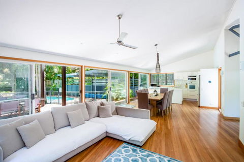 8 Satinwood Drive Rainbow Shores Architecturally Designed Pool Walk To Beach - Australian Directory 1