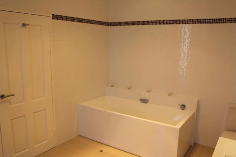 Gundaroo Manor Bed & Breakfast - Australian Directory 2