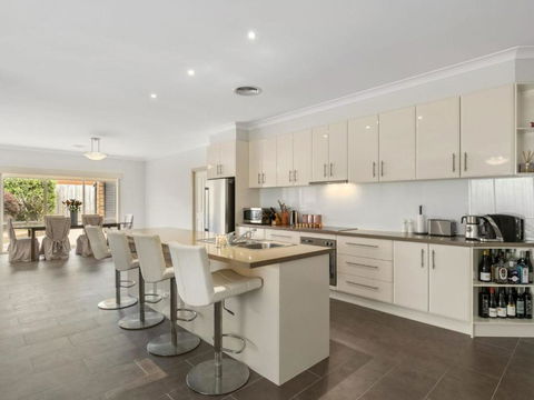 THE LOCH SURFSIDE WIFI NETFLIX PET FRIENDLY (OUTSIDE ONLY) - Australian Directory 6