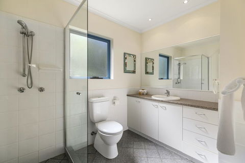 Stunning Top Floor Sunshine Beach Getaway! Unit 7 Vista Pacific 12 Bryan Street - Australian Directory 2