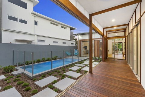 Sea Gem On Eclipse - Australian Directory 1