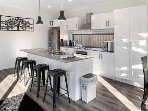 Brand New Home 10 Mins To Beach Torquay Geelong Deakin Hospitals - Australian Directory 2