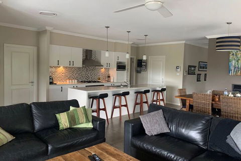 Vintage On The 8th - Australian Directory 2