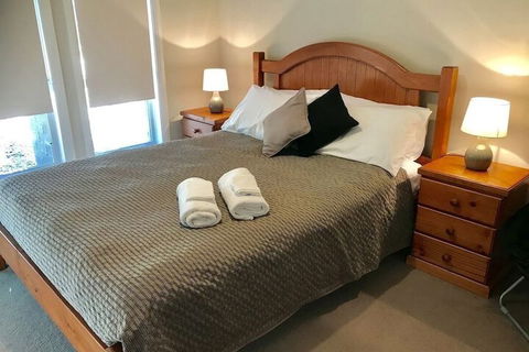 Vintage On The 8th - Australian Directory 4